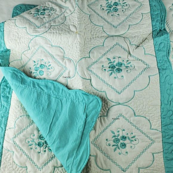 Quilt Bedspread Fancy Embroidery aquamarine / beige Size Queen - Picture 1 of 3